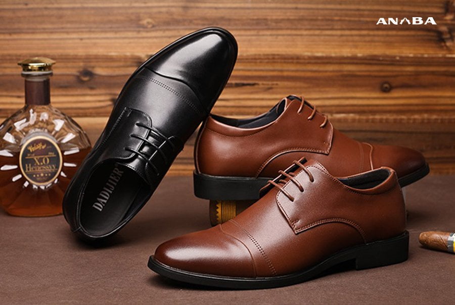 Một đôi giày da hoặc giày Tây chắc chắn sẽ tăng thêm phần lịch lãm cho bạn. Đặc biệt là ở các bữa tiệc sang trọng. Còn với sneaker sẽ là mẫu giày hot nhất với style năng động.