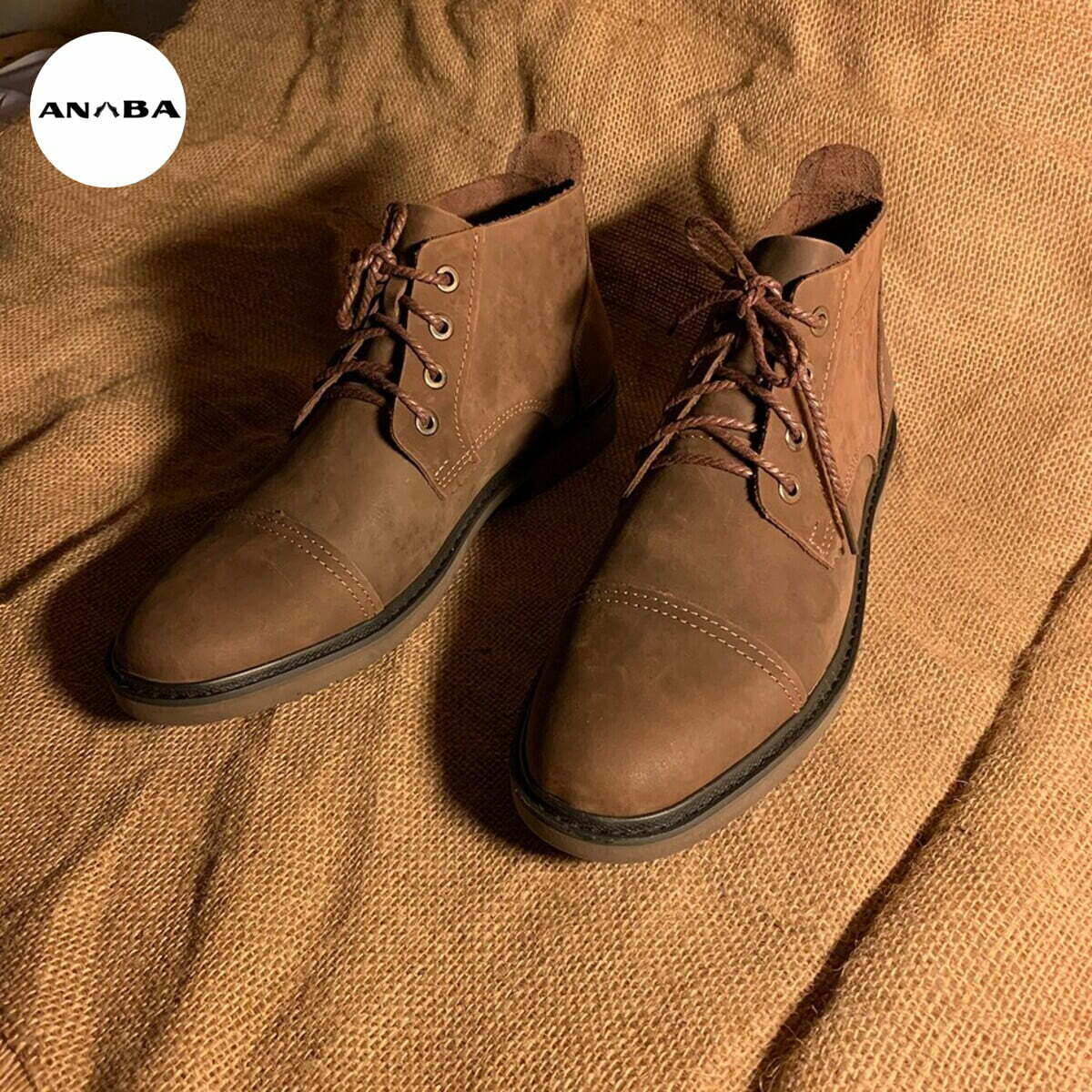 Giày Desert là một loại giày cổ điển có kiểu dáng đơn giản và thường được làm bằng da.
